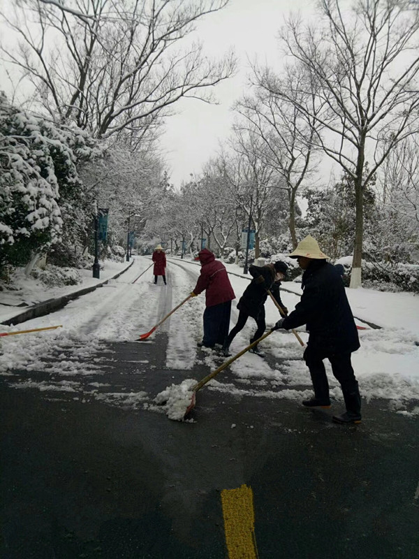 瑞雪紛飛揚，華悅物業掃雪忙