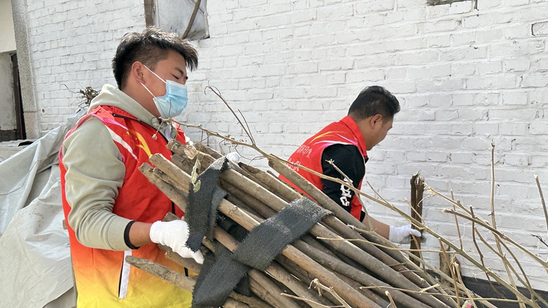 讓老人生活更&ldquo;亮堂&rdquo; 濟(jì)寧華都公益小隊(duì)幫助困難老人打掃衛(wèi)生