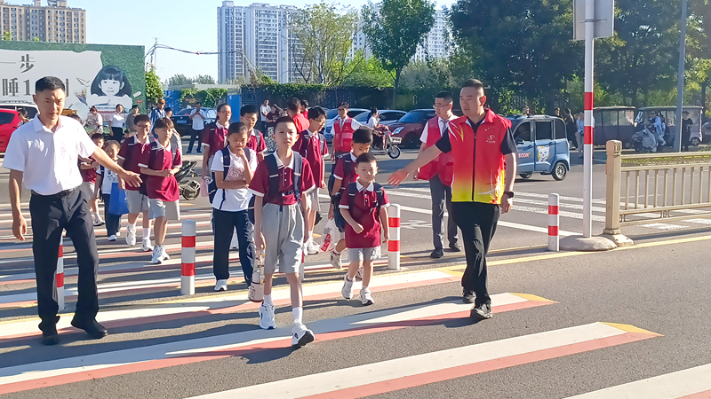 濟寧華都黨員公益服務(wù)隊開展開學護航志愿服務(wù)活動