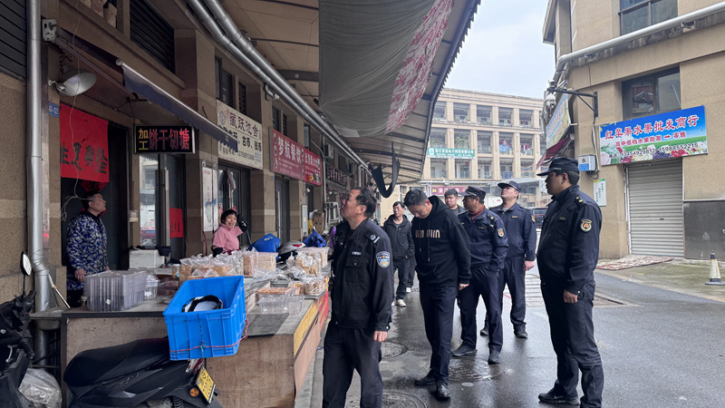 浦江農(nóng)批市場聯(lián)合縣執(zhí)法局開展文明創(chuàng)建專項(xiàng)整治行動(dòng)